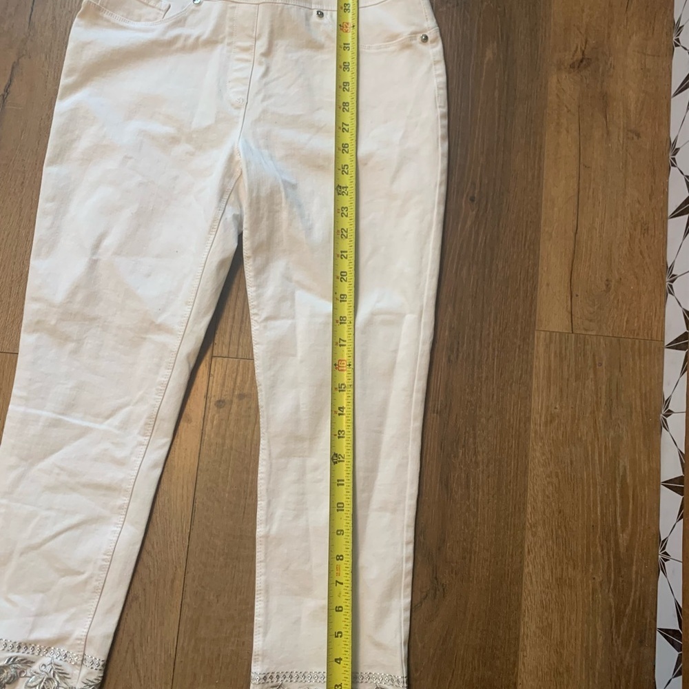 LUXE DENIM. White Pants with Embroidered Hem - Picture 4 of 10
